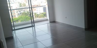 En el corazón de la ciudad, se encuentra este encantador apartamento de 2 habitaciones y 3 baños, con una distribución inteligente que maximiza cada uno de sus 87 metros cuadrados. Desde su amplia sala. Cada espacio ha sido diseñado con atención al detalle. Además, cuenta con 1 parqueadero para mayor comodidad. Este hogar ofrece una combinación perfecta de elegancia y funcionalidad, convirtiéndolo en el lugar ideal para disfrutar de la vida urbana con estilo y confort. ¡Bienvenido a tu nuevo hogar!.