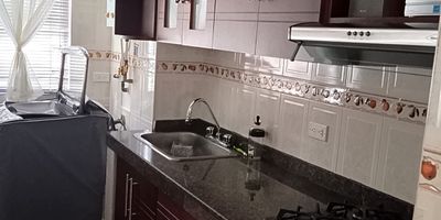 Vendo hermoso apartamento remodelado en 1 piso .piscinas, salón social ,parqueadero propio escriturado   bajo tecgho seguridad 24 horas el apartamento cuenta con 71 mtrs ,3 habitaciones dos con closets ,la principal con baño privado amplio ,baño social completo ,sala con balcon y aire acondicionado  ,comedor , cocina lineal con gas natural ,calentador ,zona de oficios con lavadero sala de tv  comedor .pisos nuevos, .la unidad cuenta con muy buenos espacios verdes con juegos para niños .salón social  y dos piscinas, bahía de parqueo  comunitario  unidad muy bien tenida excelente ubicación ,con fácil transporte publico .s