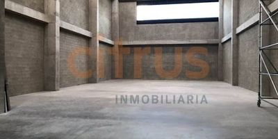 Bodega ubicada en reconocido parque logístico ubicado al norte del Valle de Aburrá, con muy buenas especificaciones, excelente altura de aproximadamente 12 mts, área de bodega de 420 m2 mas el mezzanine con área de 123 m2 el cual tiene un balcón, cuenta con energía trifásica, la puerta camión tiene un muelle, el patio de maniobras brinda acceso a tractomulas, el parque cuenta con vigilancia 24 horas. Disponible para entrega inmediata.