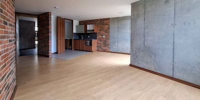 Descubre este acogedor apartamento ubicado en una unidad cerrada en zona campestre del Municipio de El Retiro.

Características:

- 2 habitaciones con clóset cada una
- 2 parqueaderos cubiertos para tu vehículo
- Cuarto útil para almacenamiento
- Unidad cerrada con seguridad y tranquilidad
- Ubicación campestre con vistas naturales y ambiente relajado

Este apartamento es ideal para parejas y familias que buscan una vida más tranquila y conectada con la naturaleza, sin renunciar a la comodidad y seguridad de una unidad cerrada. ¡Contáctanos para más información!