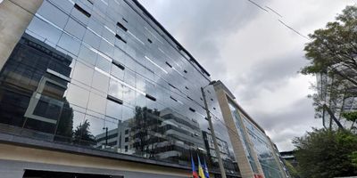 Oficina moderan, esquinera, excelente ubicación, arquitectura moderna, vigilancia 24 horas, parqueadero de visitantes, cancha de golfito, terraza comunal, zona de cafetería, locales comerciales, iluminada, tres oficinas privadas, sala de juntas, espacio abierto, detector de humo, iluminación led y baños comunales.