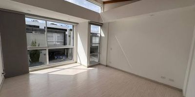 Hermosa y cómoda casa disponible para renta 
Casa amplia, cómoda y en excelente ubicación, cuenta con 3 habitaciones, 4 baños, sala, cocina, patio, zona de ropas, cuarto util y parqueadero 
Agenda tu visita hoy mismo.