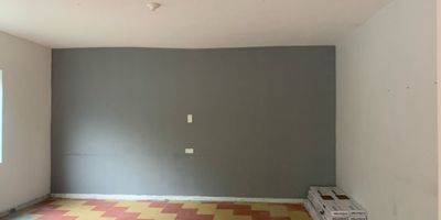 Casa comercial independiente en arriendo, ubicada en un sector con gran variedad de comercio, muy tranquilo, de poco flujo vehicular, cerca a centros comerciales, restaurantes, almacenes de cadena, de fácil acceso a vías principales rutas de transporte público y servicios complementarios del sector. Cuenta con 2 niveles, 5 espacios, baños privados, cocineta, cableado de red, techo en cielo raso, aire acondicionado central, divisiones en Drywall, balcón, terraza 180 M2 y bahía de parqueo.Inmuebles sujetos a verificación de disponibilidad 