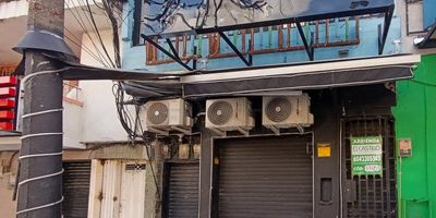 Local comercial segundo piso ubicado en el sector aranjuez, nos ofrece una área de 120 metros aproximadamente, cocineta sencilla, cuarto util, 2 baño, y piso en cerámica.
Los datos de los inmuebles promocionados en la página web están sujetos a cambio y verificación de disponibilidad.