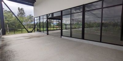 Bodega disponible para arriendo en Rionegro sector Llanogrande, con un área de lote de 1.154m2  y construidos 600m2 , cuenta con 5 baños, terraza. Ubicada en zona comercial muy segura de fácil acceso.