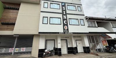 Se vende edificio comercial en el corazón de bucaramanga, ideal para empresas de calzado, call center, telecomunicaciónes, limpieza etc, son 3 pisos más terraza, cuenta con puntos de lun trifásica, agua, iluminación led. agende su cita sin costo