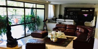 Apartamento en venta ubicado en un sector residencial y muy tranquilo, con fácil acceso y salida a vías principales, rutas de transporte público, cerca a centros comerciales, supermercados, almacenes de cadena, restaurantes y múltiples servicios complementarios de la zona.  Cuenta con piso en mármol y madera, puerta de seguridad, sala y comedor independiente, biblioteca, estar de tv, 3 alcobas con baño en cada una, cocina integral abierta tipo americano, alcoba y baño de servicio, terraza y parqueaderos independientes cubiertos. Cuenta con piscina privada. Cuenta con ascensor, zonas verdes, vigilancia 24 horas, citofonía y circuito cerrado de tv.  Inmuebles sujetos a verificación de disponibilidad.