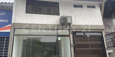 Venta de casa con generosos espacios, excelente ubicaciòn sobre la av. 8 norte, central, equidistante, sector muy comercial, ideal para hostal, colegio, ips, oficinas, cuenta con un local de 40 m2 con vitrina, son 450 m2 construidos distribuidos de la siguiente manera: En el 1er piso encontramos local independiente con baño, garaje, sala y recepciòn, zona comedor con patio interior, cocina integral toda en acero inoxidable, estufa con horno,  2 habitaciones con baño, una habitaciòn sin baño, zona de oficios, pequeña habitación, cuarto de almacenaje con baño, estadero con gran patio que puede aprovecharse para actividades, en el 2do piso encontramos terraza con tanque reserva agua de lluvia, 5  habitaciones todas con baño, una gran biblioteca con baño que puede convertirse en dos habitaciones, otra sala, el 2do piso cuenta con dos accesos, la casa es un excelente lugar para desarrollar su negocio, separa tu cita ya