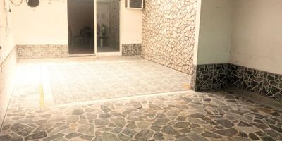 OPORTUNIDAD UNICA ! Casa en venta con uso de suelo mixto , ideal para empresas.
Esta espaciosa propiedad de 206 Metros cuadrados y dos plantas es perfecta para oficinas, empresas o una familia que necesite comodidad y amplitud. Su uso de suelo mixto ( Industrial , comercial y residencial) permite múltiples opciones.
En su primera planta cuenta con zona  de recepción; un patio central, ideal para desarrollar zonas de trabajo; un salón cerrado , perfecto para reuniones; cocina funcional; zona de oficios con lockers para mayor organización; habitación de servicio con baño y garaje cubierto.
En la segunda planta cuenta con 4 habitaciones; 3 baños completos y estudio. 
Adicional cuenta con 7 aires acondicionados para máximo confort.
Ubicada en un sector estratégico, cercana a zona bancaria, comercial y medica, lo que asegura un flujo constante de clientes potenciales. Esta propiedad ofrece espacio, versatilidad y comodidad. No dejes pasar esta oportunidad! Contáctanos para más información y agenda tu visita.