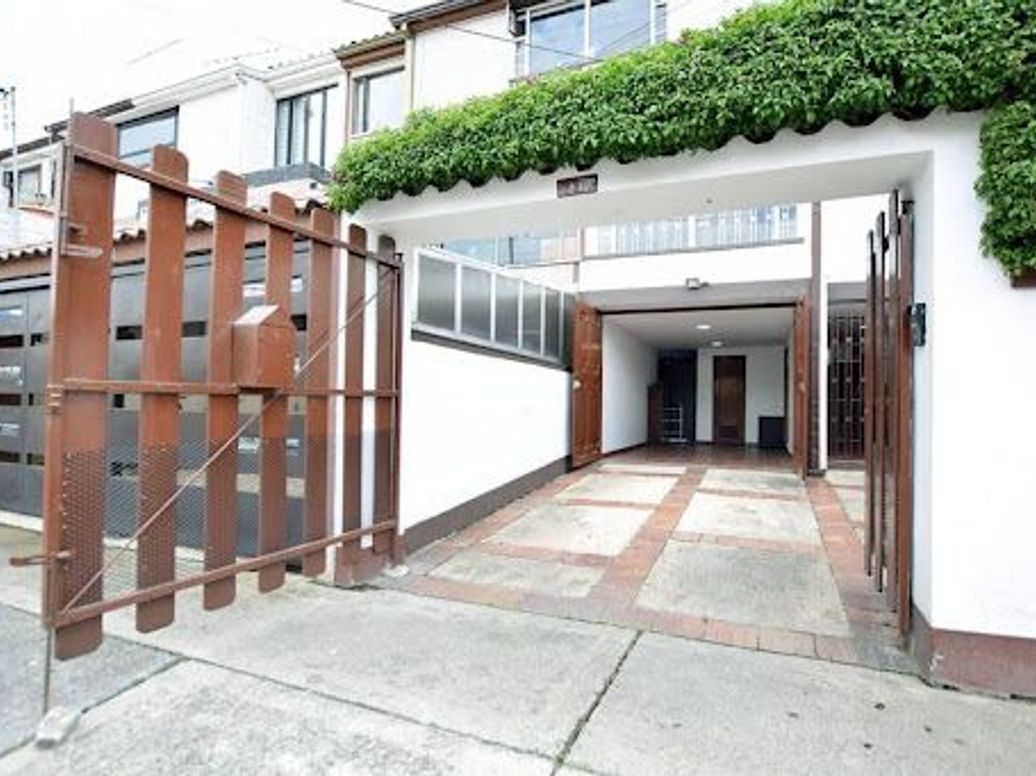 Casa de 6 alcobas en venta en Villa Magdala, Bogotá, 350 m² · foto 2 de 20