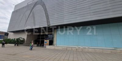 Local Comercial venta y alquiler de 11 M2 aproximadamente en Barrio Santander en La Estación Centro Comercial ideal para su negocio. Alto tráfico de personas


El Centro Comercial La Estación es iluminado y espacioso con decenas de tiendas y restaurantes, además de un teatro.Traycetoria de 7 años de Gestión. Los peluditos también son bienvenidos a La Estación, aquí pueden disfrutar y divertirse con sus acompañantes y familia. Nuestra infraestructura está diseñada para que TODOS puedan disfrutar de ella por eso, la movilidad del centro comercial es incluyente y apta para cualquier visitante. El clima no es un limitante para nosotros, nuestros espacios son climatizados para brindarte la mejor experiencia. Diversión para grandes y chicos Tenemos más de 13.000 m2 en donde las familias y los amigos que nos visitan disfrutan momentos sensacionales. Diversión, aventura, alegría, felicidad, diversidad y el mejor entretenimiento de Cali lo encuentras en La Estación Centro Comercial. Tus marcas favoritas Las encuentras en La Estación Centro Comercial. Entretenimiento Comidas Servicios Compras