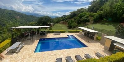 VENDO HERMOSA FINCA EN EL MUNICIPIO DE SOPETRAN - ANTIOQUIA. 

Valor de la propiedad 
$900.000.000

• Área de lote 4.000 mts. 
• Área construida 360 mts. 

CASA PRINCIPAL 
• 6 habitaciones 
• 3 baños.  
• Salón y terraza segundo piso 
• Zona de ropas 
• Sala comedor y cocina 

CASA AUXILIAR. 
• 4 habitaciones 
• 3 baños 
• Sala comedor y cocina 

ZONA HÚMEDA. 
• Piscina 
• Kiosco
• ⁠Zona de BBQ
• Baño en la zona húmeda. 

CASA DE MAYORDOMO. 
2 habitaciones, Baño, sala, comedor y cocina 

árboles frutales y agua de nacimiento
