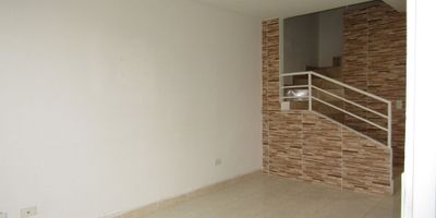 Casa en Renta con iluminación y ventilación natural, con buenos acabados, tiene cuatro alcobas, tres baños, cocina integral, salacomedor, estufa Mixta y calentador a gas, pisos en Ceramica, hall de acceso, hall de alcobas, zona de ropas. En conjunto cerrado con piscina, salón comunal, sauna turco, placa polideportiva,  parque infantiles, zonas verdes. Un parqueadero descubierto. vigilancia las 24 Horas.