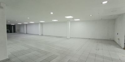 Arriendo local en bello, excelente oportunidad de quedar bien ubicado en bello. No dejes pasar la oportunidad de ubicar tu marca en este imponente espacio, cerca de grandes marcas y con excelente visibilidad, para que plasmes tu negocio en una zona de alto trafico. llamanos hoy mismo