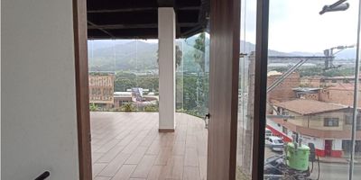 Excelente oportunidad de inversión en Copacabana, uno de los municipios de mayor crecimiento en Antioquia. Este amplio local para alquiler cuenta con una ubicación estratégica, en una zona de gran afluencia comercial y turística, lo que lo convierte en una opción ideal para desarrollar tu negocio. Además, su área construida de 142 M2 , te brindan un amplio espacio para adecuarlo según tus necesidades y gustos.

Al ingresar al local, te sorprenderá su diseño moderno y funcional, con una hermosa vista panorámica que te permitirá disfrutar de la belleza natural de la zona. Gracias a sus características internas, como agua, electricidad, gas y un suelo de cerámica o mármol de alta calidad, tendrás todas las comodidades necesarias para realizar tus actividades diarias.

La cocina integral es perfecta para preparar tus comidas y degustarlas en el mismo local. Además, cuenta con un baño completo, Este local también cuenta con acceso pavimentado y se encuentra en una vía principal, lo que garantiza una excelente conexión con otras zonas de la ciudad y facilita el acceso para tus clientes.

En sus alrededores podrás encontrar una gran variedad de opciones de esparcimiento, lo que atraerá a una amplia y diversa clientela. Además, tendrás la comodidad de tener parques cercanos, ideales para tomarse un descanso en medio de la vida urbana. Y por si fuera poco, el transporte público se encuentra a pocos pasos, lo que facilita aún más la llegada de tus clientes.

No pierdas la oportunidad de tener tu propio local en una de las zonas más prósperas del país. ¡Contáctanos para conocer más detalles y visitar este espectacular inmueble!
