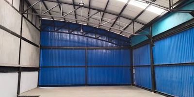 Excelente bodega ubicada en el oriente de la ciudad, de zonas amplias que permiten un acceso fácil y cómodo para vehículos de gran tamaño. El inmueble está diseñado con materiales resistentes, ofreciendo seguridad y protección tanto a la mercancía como a las operaciones logísticas. Con una altura adecuada para maniobras de carga y descarga, ideal para almacenamiento o fines industriales 