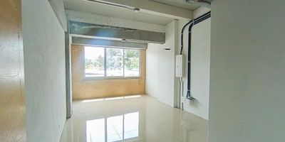 Excelente oficina ubicado en el PARQUE COMERCIAL RIO DEL ESTE en el sector Porvenir Rionegro para venta, en un entorno tranquilo y seguro, como nueva. Cuenta con espacio disponible para baño privado o cocineta, con las instalaciones necesarias para su construcción.  mall comercial que cuenta con múltiples servicios, supermercados, farmacias, locales de comercio, plazoleta de comidas, escaleras eléctricas, ascensores, . Además, cuenta con vigilancia privada para mayor seguridad. El acceso es fácil y hay parqueaderos públicos disponibles. Los baños públicos están disponibles y las redes de energía y agua están listas. Propietario está dispuesto a eventual negociación y facilidad de formas de pago. Es el momento ideal para invertir en una de las mejores zonas comerciales del oriente.