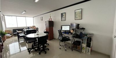 Excelente oficina en venta en el centro de la ciudad con un área de 28 mts más parqueadero privado, la administración incluye agua y luz, tiene vista panorámica, baño privado ascensor, garaje N.7 sotano 1, ubicado en zona comercial.
