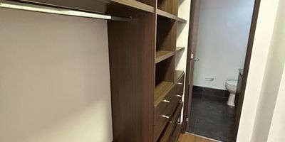 Cocina Integral, Red De Gas, Balcón, Cuarto Útil, Zona Ropas, Turco, Ascensor, Juegos, Portería, Piscina, Salón Social, Sauna, Zonas Verdes, Gimnasio, Alcobas tres, Baños tres, Closets dos, Vestier uno, Tipo De Piso Cerámica, Parqueadero De Visitantes, Placa Polideportiva, Shut De Basuras, Calentador A Gas