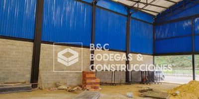 Excelente bodega con zonas amplias que permiten un acceso cómodo para vehículos de gran tamaño ofreciendo seguridad y protección tanto a la mercancía como a las operaciones logísticas. Con una altura adecuada para maniobras de carga y descarga, Esta bodega se encuentra en una ubicación estratégica al oriente de la ciudad, ideal para empresas que necesitan almacenamiento y distribución o con fines industriales 