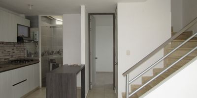 Casa esquinera en Arriendo y Venta ubicada en Galicia con fácil acceso, cuenta con salacomedor, pisos en Cerámica, cuatro habitaciones y tres baños, hall de alcobas, cocina integral mesón en granito, estufa y calentador a gas, zona de ropas. En conjunto cerrado con  Piscina, Gimnasio, Salón comunal, sauna turco, parques infantiles, cancha polideportiva y un parqueadero descubierto. con vigilancia y portería las 24 Horas.