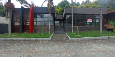 Se arrienda local comercial en llano grande, se arrienda excelente local via llano grande la ceja cerca a la entrada al tablazo, local ideal para restaurantes o comercio de venta la publico por su gran vitrina al estar sobre via principal es excelente para exposicion de productos, para mas informacion comunicate con nosotros con gusto le atenderemos. 