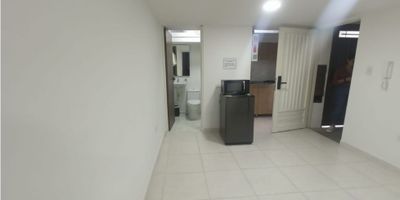 ¡Apartaestudio Semi Amoblado en Arriendo en Avenida Santander, Manizales! ?️?️

Vive con comodidad y estilo en este acogedor apartaestudio de 47 m², ubicado en el primer piso de un edificio en la exclusiva Avenida Santander, con acceso fácil a transporte, universidades, centros médicos y comerciales.

Espacios bien distribuidos: Cuenta con una alcoba, sala comedor, cocina semi integral, zona de ropas y baño. Ideal para quienes buscan un lugar práctico y funcional.

Equipamiento completo: Incluye nevera, horno, cama, televisor y utensilios de cocina. ¡Solo necesitas traer tu ropa!

Servicios y entorno: Los servicios son independientes, y el apartaestudio ofrece agua caliente, gas domiciliario, clóset, suelos en cerámica y excelente conexión con la ciudad.

¡Una excelente opción para quienes valoran ubicación, comodidad y buena distribución! Contáctanos para agendar tu visita. ?


