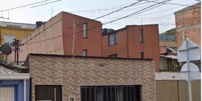 Hermosa casa en venta, con un área de 5.15 x 30 metros, ubicada en una zona privilegiada. Está a menos de 10 minutos del centro comercial Hayuelos, lo que te brindará una gran comodidad. Además, cuenta con un parqueadero que actualmente funciona como local comercial, lo que te da versatilidad para múltiples usos. 3 habitaciones amplias, perfectas para tu descanso, 4 baños modernos para tu comodidad, Patio de ropas para mayor practicidad. Sala-comedor y cocina integral, Además, la propiedad está ubicada cerca de importantes vías de acceso como la Carrilera, la Avenida Calle 13 y la Avenida Ciudad de Cali, lo que te asegura fácil conexión con los puntos clave de la ciudad.
¡Ven y visita esta propiedad! Es una gran oportunidad para encontrar el hogar que siempre soñaste. ¡Te esperamos! Cod: 4133