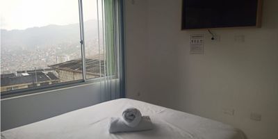 ¡Apartaestudio Semi Amoblado en Arriendo en la Av. Santander, Manizales! ?️?

Vive con comodidad y estilo en este acogedor apartaestudio de 47 m², ubicado en una de las zonas más exclusivas y bien conectadas de Manizales: la Avenida Santander.

Espacio ideal: Cuenta con una alcoba, sala comedor, cocina semi integral, baño y zona de ropas. Todo lo que necesitas para una vida práctica y confortable.

Listo para habitar: Está semi amoblado e incluye nevera, horno, cama, televisor y utensilios de cocina. Perfecto para quienes buscan llegar con maleta en mano.

Servicios y ubicación: Servicios independientes, acceso pavimentado, cercanía a centros comerciales, universidades, parques, centros médicos y transporte público. Ubicado en primer piso, en zona interior, ideal para mayor tranquilidad.

¡Una excelente opción para vivir en el corazón de Manizales! Contáctanos para más información o agendar tu visita. ?✨


