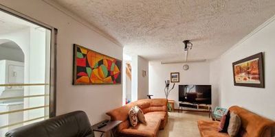 Ven y conoce esta hermosa y espaciosa casa en venta, ubicada en uno de los barrios más tranquilos y exclusivos de Envigado: Barrio Milán. Con un área total de 260 metros cuadrados, esta propiedad ofrece un diseño moderno y cómodo, ideal para aquellos que buscan calidad de vida, seguridad y cercanía a todos los servicios y comodidades que la zona ofrece.

Características principales:

Área total: 260 m²

Habitaciones: 4 amplias habitaciones, perfectas para el descanso de toda la familia.

Baños: 3 baños completos, diseñados con acabados modernos.

Cocina: Cocina integral moderna, con espacio para comedor auxiliar y zona de ropas.

Sala y comedor: Espaciosa sala y comedor con excelente iluminación natural.

Garaje: Espacio para 3 vehículos.

Patio y zonas verdes: Hermoso patio trasero con área de jardín, ideal para disfrutar del aire libre.

La propiedad se encuentra en excelente estado y es ideal para aquellos que desean vivir en un sector residencial, tranquilo, pero a la vez cerca de centros comerciales, colegios, restaurantes y transporte público. Además, la zona es muy reconocida por su seguridad y ambiente familiar.

Ubicación ideal: A solo minutos del parque principal de Envigado, con fácil acceso a la Autopista Sur y vías principales.

¡No dejes pasar la oportunidad de hacer de esta casa tu nuevo hogar!