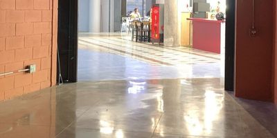 Local en arriendo en Mall comercial ubicado en un sector estratégico, con fácil acceso a vias principales, rutas de transporte público, ambiente campestre, tranquilo, alejado del ruido. Cuenta con piso en porcelanato, 1 espacio, cableado de red, energía básica, vitrina, baños comunales, vigilancia 24 horas y circuito cerrado de tv.Inmuebles sujetos a verificación de disponibilidad