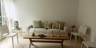 Apartamento AMOBLADO en arriendo en unidad cerrada ubicada cerca a centros comerciales, parques, restaurantes, almacenes, supermercados, rutas de transporte público y servicios complementarios del sector. Cuenta con piso en porcelanato, sala y comedor independientes, estudio, 3 alcobas con closet y baño en la principal, baño social, cocina integral cerrada, baño de servicio y parqueadero independiente cubierto.  El conjunto cerrado cuenta con parques infantiles, zonas verdes, vigilancia y portería 24 horas, citofonía y circuito cerrado de tv. Inmuebles sujetos a verificación de disponibilidad.