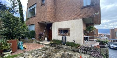 Inmobiliaria vende hermosa casa en el sector de sotileza, casa de tres niveles, con tres alcobas cada una con baño privado, sala comedor independiente, cocina integral, estudio, estar de tv, baño social,  alcoba y baño de servicio, balcón, zona de ropas independiente, cuanta con garaje doble cubierto y zona verde. casa en excelente estado con iluminación natural ideal para su familia. CONTACTENOS Cod: 543