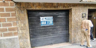 Local comercial ubicado en bello sobre vía principal, el local cuenta con puerta persiana, baño y acople para cocineta, totalmente remodelado, listo para recibir tu marca, buen flujo de personas y de vehículos, conexiones múltiples para mayor practicidad, luces led, listo para entrega inmediata. ideal para empresas ferreteras, venta de accesorios, spa de belleza, venta de ropa, calzado y mucho más! agenda una visita y conoce este gran local al Contacto 301.598.9091