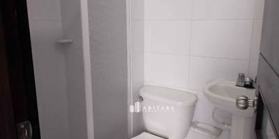 Apartamento en Arriendo - 2 Habitaciones, 2 Baños - Canapote, Cartagena  apartamento de 2 habitaciones y 2 baños, en edificio con ascensor, ubicado en Canapote, Cartagena. Cuenta con sala-comedor, cocina abierta. Espacios amplios y luminosos, ideales para una vida cómoda. Ubicación estratégica, cerca de vías principales y servicios.¡Una excelente opción para vivir en Cartagena!