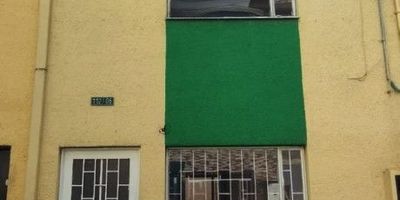 Casa para Venta de tres niveles con una buena iluminación, en el sector (Villa de granada) con un área construida de 102 mtrs, Primer nivel: cuenta con sala y comedor independientes, cocina semi-integral a gas (sin estufa) y un patio cubierto con zona de lavandería. Segundo nivel: dos habitaciones una con closet y un baño con ducha eléctrica. Tercer nivel: dos habitaciones sin closet, un baño y pisos en cerámica. Su ubicación estratégica le brindará excelentes vías de acceso y facilidad de transporte público con  cercanía a parques, colegios, supermercados, centros comerciales veterinarias, peluquerías y un variado comercio que representa un gran valor agregado para cualquier comprador.. Buscando vivienda?? Agende su cita!!!!