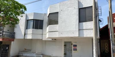 Local comercial de 677 m² ubicado en una zona estratégica de alto tránsito. Cuenta con 18 oficinas distribuidas eficientemente, ideales para coworking, consultorios o empresas con múltiples departamentos. Dispone de 5 baños que garantizan comodidad para el personal y visitantes. Su diseño funcional permite adaptarse a diversas actividades comerciales o administrativas. Perfecto para empresas que buscan presencia en un sector dinámico y accesible.