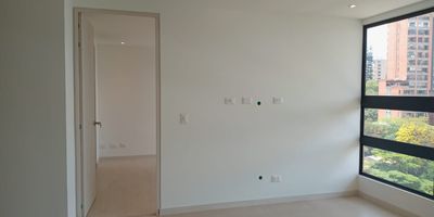 Apartamento en arriendo en unidad cerrada, ubicada en sector central con fácil acceso y salida desde vía principal, con conexión a rutas de transporte público y servicios complementarios tales como supermercados, mall comercial, tiendas de servicio y comercio en general. Cuenta con piso en porcelanato y madera laminada, sala comedor, estar de tv, 2 alcobas con baño y vestier en cada una, baño social, cocina integral abierta tipo americano, cuarto útil, zona de ropas, balcón y parqueadero independiente  cubierto.  Conjunto cerrado con ascensor y zonas sociales muy completas que incluyen piscina, gimnasio, salón social, sauna, parques infantiles, zonas verdes, vigilancia y portería 24 horas y circuito cerrado de tv.Inmuebles sujetos a verificación de disponibilidad