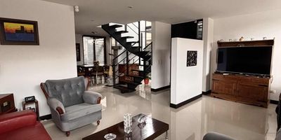 [VEN] ID HOUM: 147122

En Houm te ayudamos de forma fácil y segura. Los beneficios de comprar con nosotros:
    • Te ayudamos a conseguir financiamiento a través de una asesoría personalizada
    • Mediación y seguimiento de todo el proceso
    • Ponemos a tu disposición profesionales en notariado, registro y asesoría jurídica
¡Solo te preocupas de las firmas!

Casa en venta, ubicada en el barrio Vereda Fonqueta, con una superficie construida de 170.00 m² y superficie total de 170.00 m². 

Sus principales características son:

    • 3 dormitorios
    • 5 baños
    • Admite mascotas
    • 2 parqueaderos
    • Año de construcción: 2015
            
Además, el inmueble cuenta con las siguientes amenidades:

    • Vigilancia 24 hrs
    • Zona de juegos
    • Alberca
    • Gimnasio
    • Zona de asadores

Si compras con nosotros, te brindamos asesoría personalizada durante todo el proceso.
Más que una inmobiliaria, somos Houm.
*Aplican T&C