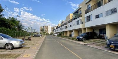 Vendo casa en condominio en Jamundí de dos niveles, tiene sala y comedor, cocina americana y baño social en el primer nivel, en el segundo tiene dos habitaciones, la principal con baño propio, baño auxiliar y terraza con zona de oficios. Zona social con piscina y canchas múltiples. Tiene un parqueadero