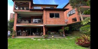 Brando & Cía. presenta una excelente oportunidad de adquirir una casa usada en condominio, ubicada en la prestigiosa ciudad de Medellín, Antioquia, Colombia. Esta propiedad cuenta con un área construida de 440 m² y se emplaza sobre un generoso terreno de 1140 m². Ofrece 4 habitaciones y 5 baños, ideal para familias que buscan espacio y comodidad. Dispone de 4 garajes para estacionamiento. Construida en el año 2000 y ubicada en estrato 6, esta casa en condominio garantiza un alto nivel de calidad de vida. El costo de administración es de $1.938.000. Una oportunidad de venta en un sector exclusivo de Medellín.
