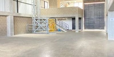 Bodega de 723 m2 distribuidos en dos niveles, el primer nivel cuenta con 342.62 m2, tiene una resistencia en el piso es de 2 toneladas por m2, su altura es de 6 mts, el segundo nivel tiene 313.95 m2, la capacidad de resistencia en el piso es de 2 toneladas por m2, tiene techo tipo coliseo con tejas traslucidas que brindan muy buena iluminación natural, intermedio tiene un mezzanine de 55 m2, esté tiene una capacidad de piso de 250 kg. La bodega tiene un malacate industrial con una capacidad de carga de 1.200 kg, la energía es trifásica con 14 kva. Está bodega se encuentra ubicada en la Zona Franca de Caldas - ZOFIVA. El valor de la administración es de $1.185.720.