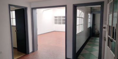 Oficina en arriendo – Área: 170 m² – Ubicación: Restrepo

Esta oficina de 170 m² se encuentra ubicada en Restrepo y está disponible para arriendo. Es ideal para empresas que buscan un espacio amplio y bien iluminado.

Características de la oficina:


 
 Ingreso independiente al segundo piso.
 
 
 Espacio abierto ideal para área de trabajo o recepción.
 
 
 Cafetería equipada con gas.
 
 
 Cinco oficinas cerradas, perfectas para reuniones o trabajo privado.
 
 
 Tres baños para mayor comodidad.
 
 
 Excelente iluminación natural en todas las áreas.
 


Esta oficina ofrece un ambiente cómodo, práctico y bien distribuido para tu empresa.
