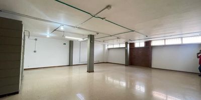 Oficina en arriendo ubicada en el sector de Rosales, en el segundo piso, sin ascensor. Este espacio cuenta con amplias y luminosas areas, aire acondicionado, y esta a solo una cuadra del Parque de Belen. Ideal tanto para oficinas como para almacenamiento. Perfecta para quienes buscan un ambiente comodo y bien ubicado. Contactanos para mas informacion y agenda tu cita para conocerla. No pierdas esta excelente oportunidad!