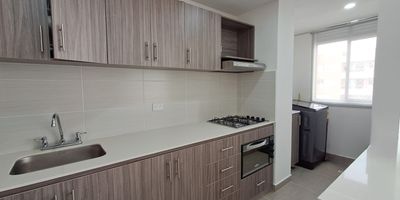  Vive la experiencia de una vida plena en este apartamento! Ubicado en una unidad residencial con excelentes zonas comunes como piscina, juegos infantiles y zona deportiva, tendras todo lo que necesitas para disfrutar en familia. La cercania a la naturaleza y las rutas de transporte hacen de este lugar una opcion ideal. Llamanos y agenda tu visita!