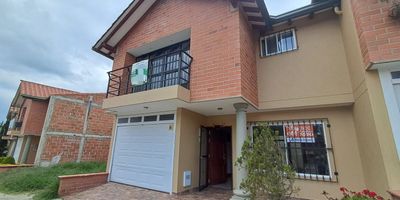 Excelente casa en arriendo en Rionegro,  ubicada en el codiciado sector de San Antonio de Pereira, en un conjunto abierto que cuenta con un rondero que te brinda mayor confianza y proteccion, permitiendote disfrutar de la serenidad de la zona sin preocupaciones. Su ubicacion  te ofrece facil acceso a las principales vias de transporte, lo que garantiza comodidad y rapidez para llegar a cualquier destino. Ademas, estaras rodeado de todos los servicios y comercios que necesitas para tu dia a dia, lo que hace que vivir aqui sea sumamente conveniente. La casa es ideal para quienes buscan un lugar comodo, seguro y bien ubicado. No dejes pasar la oportunidad de vivir en este lugar unico. Contactanos para mas detalles y agenda tu cita hoy mismo!