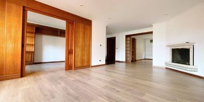 ROSALES. Hermoso apto de 171 mc, tercer piso exterior, cuenta con amplia sala con chimenea y linda vista, estudio y comedor independientes, cocina integral cerrada con  lavandería independiente y cbs . En área privada, tres habitaciones la principal muy iluminada con baño privado y vestier, dos alcobas auxiliares con closet y un baño de alcoba. Acabados de primera calidad y bella carpintería. Tres garajes y un depósito. Edificio con vigilancia ,zonas verdes, parque infantil, gimnasio y terraza comunal.