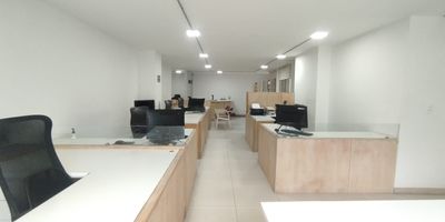 Oficina en arriendo en Excelente estado con una area de 104 m, ubicada en una excelente zona de Laureles, cerca al estadio Atanacio Girardot, Ideal para emprendedores, profesionales o pequenas empresas que buscan una ubicacion estrategica. El espacio es funcional, con buena iluminacion natural y ventilacion. Cuenta con bano privado. Su cercania a vias principales y puntos de interes la convierte en una opcion conveniente. No pierdas esta oportunidad! Contactanos para mas informacion y agendar una cita. Canon $ 7.500.000 + IVA