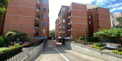 Se vende lindo apto. en 4 piso. Este acogedor y amplio predio cuenta con un area construida de 72,33 mts2 el cual está situado al norte de Cali, mas exactamente en el barrio Urbanizacion Barranquilla, Conjunto Residencial Alcalá P.H. Consta de sala comedor, balcón, 3 habitaciones, alcoba principal con baño, baño social, cocina semiintegral, zona de oficios y balcón. El inmueble ofrece un ambiente ideal para vivir o trabajar desde casa. La venta incluye el parqueadero escriturado # 44 cubierto  con área privada de 12,27 mts2. El conjunto Alcalá es muy completo de aparatemntos muy organizado en el cual puedes disfrutar de piscina para adultos y niños, salón social, zonas verdes, sector de juegos para niños, parqueadero para visitantes, portería las 24 horas. Igualmente, en la zona se localizan muy cerca del conjunto supermercados, centros comerciales, centros de salud, droguerías y parques. Para adquirir información adicional comuníquese al 315 4596112 / 315 2566180 / PBX (602) 5532727.