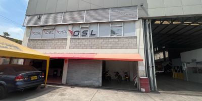 Se arrienda bodega en Barranquilla, Atlántico, en el barrio Siete de Abril. Esta propiedad comercial ofrece 1911 m² de área construida y privada, ideal para almacenamiento o logística. Cuenta con 8 baños y 2 parqueaderos para mayor comodidad operativa. La seguridad está garantizada con vigilancia. Con una antigüedad de 5 años, la bodega se presenta en buenas condiciones para su empresa. Interesado en esta bodega en arriendo en Siete de Abril, Barranquilla? Contáctenos para más información usando las opciones de whatsapp, quiero que me contacten y ver teléfonos.